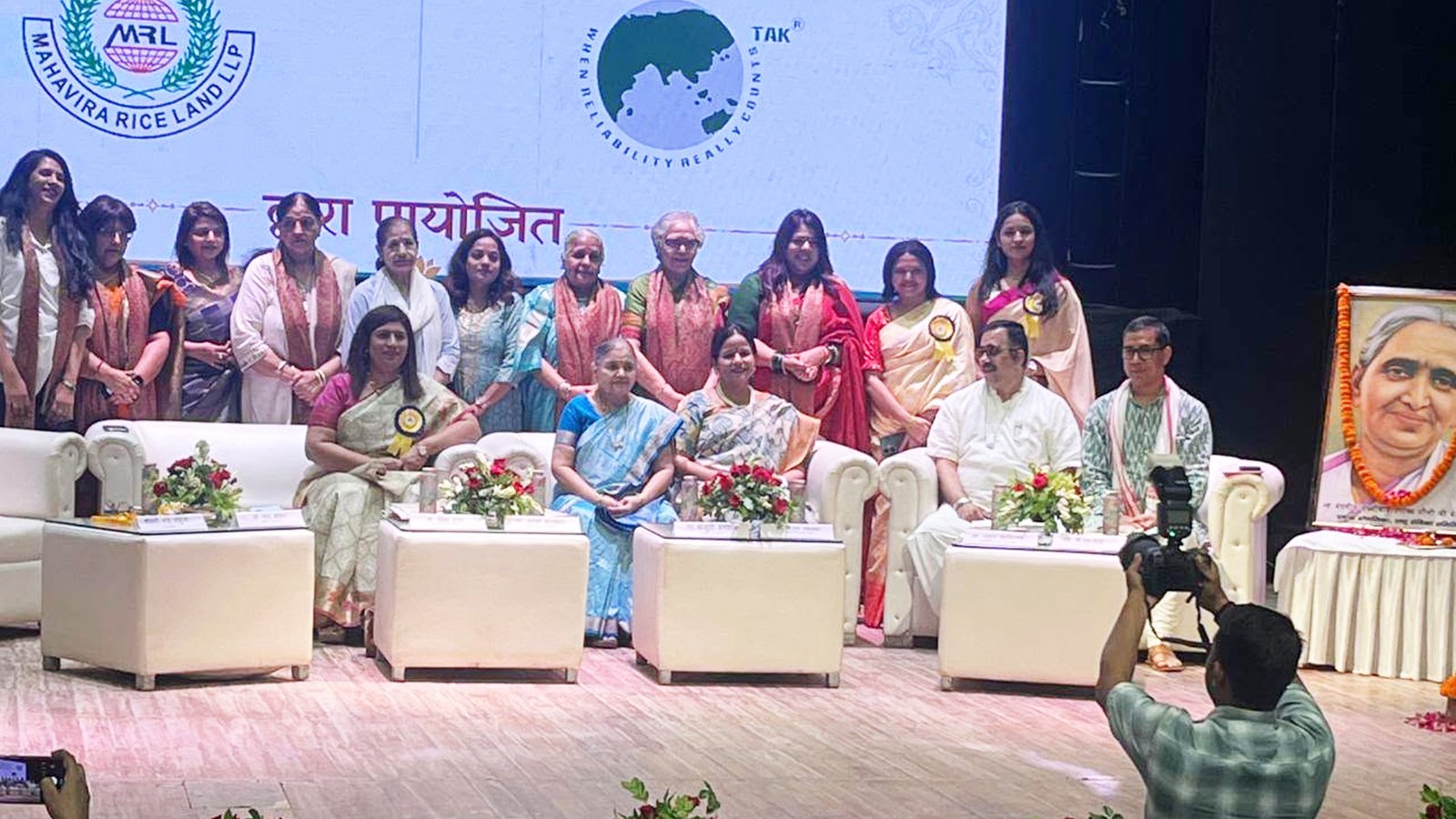 Social worker Sandhya Singh was honored with the Medhavini Seva Samman on Sankalp Diwas.